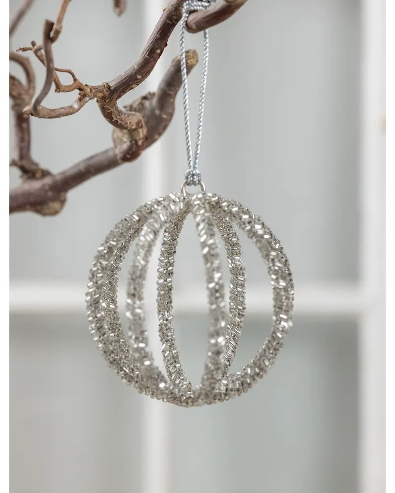 Silvertråds julgranskula med glittrande pärlor, öppen sfärisk design, hänger i silvertråd. Perfekt för julgran eller dekoration, lätt och elegant med modern stil.