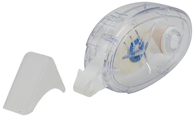 Transparent korrekturtejpdispenser med avtagbart lock, ergonomisk oval form, synlig tejprulle och blå mekanism. För exakt och ren korrigering av fel.