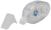 Transparent korrekturtejpdispenser med avtagbart lock, ergonomisk oval form, synlig tejprulle och blå mekanism. För exakt och ren korrigering av fel.