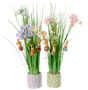Konstgjord blomsterarrangemang i kruka med prästkragemönster, pastellfärgade blommor, gröna grässtrån och små dekorativa kaninfigurer. Perfekt för vår eller påsk.