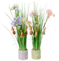 Kunstig blomsterdekoration i potte med margueritmønster, pastelfarvede blomster, grønne græsstrå og små dekorative kaninfigurer. Ideel til forår eller påskepynt.