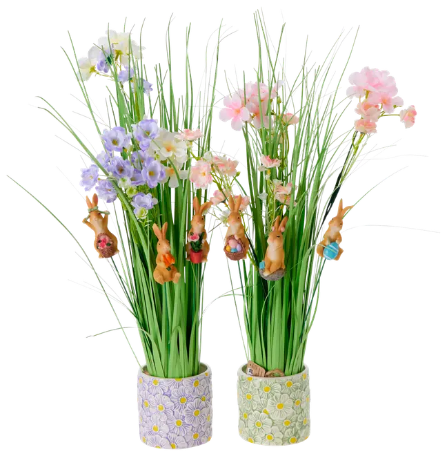 Konstgjord blomsterarrangemang i kruka med prästkragemönster, pastellfärgade blommor, gröna grässtrån och små dekorativa kaninfigurer. Perfekt för vår eller påsk.