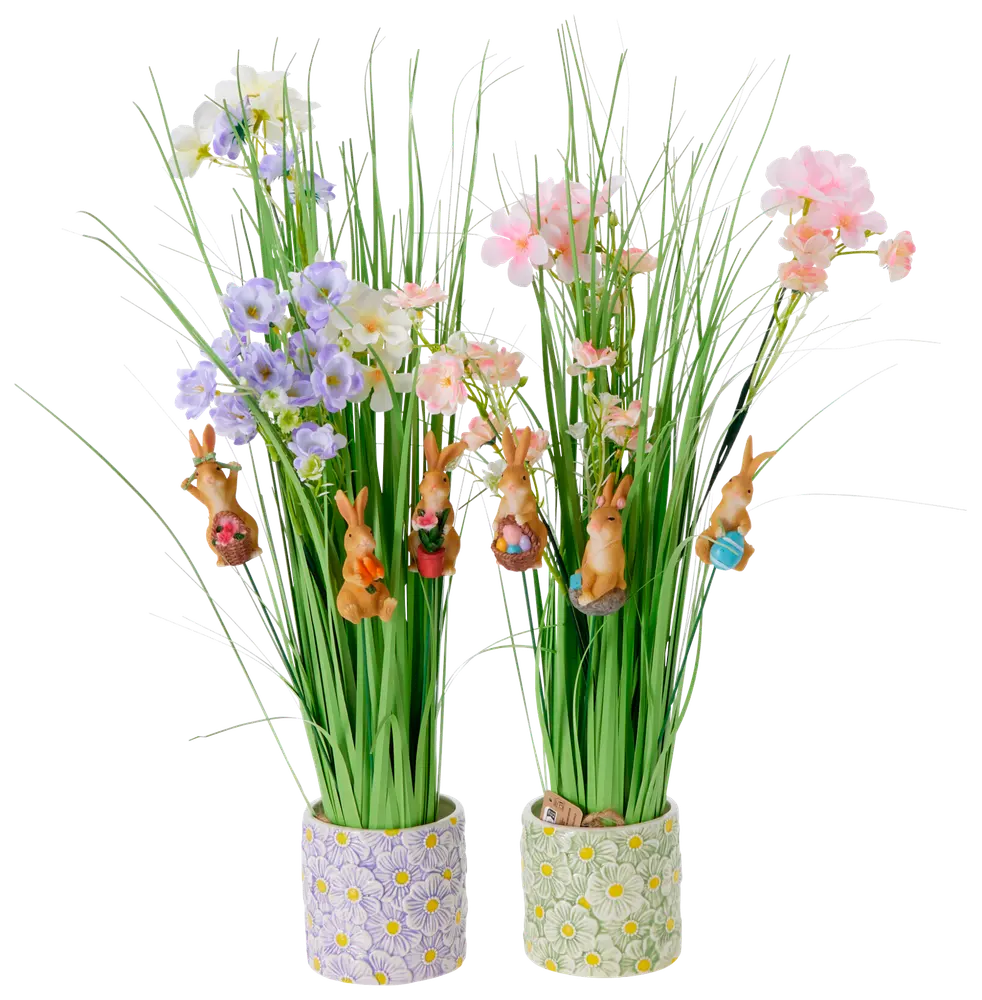 Kunstig blomsterdekoration i potte med margueritmønster, pastelfarvede blomster, grønne græsstrå og små dekorative kaninfigurer. Ideel til forår eller påskepynt.