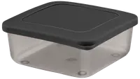 Firkantet plastik madbeholder med sort låg. Gennemsigtig bund gør indholdet synligt. Velegnet til opbevaring af rester, madforberedelse eller organisering af køkkenvarer. Holdbar og genanvendelig.