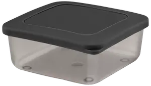 Kvadratisk matförvaringslåda i plast med svart lock. Transparent botten visar innehållet. Passar för rester, matförberedelse eller organisering. Hållbar och återanvändbar design.