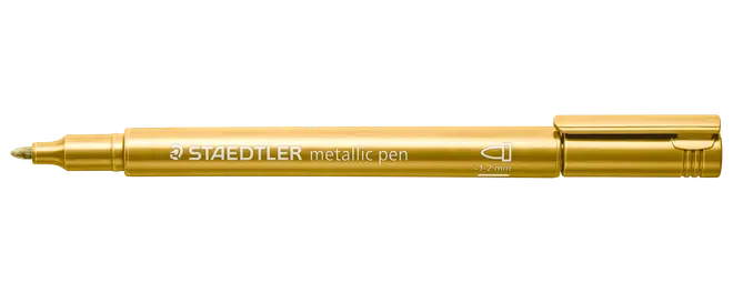 Guld metallic Staedtler tuschpen med kuglespids, 1-2 mm stregbredde, plastiklegeme og clip-låg. Perfekt til dekoration, hobby og kortfremstilling på forskellige overflader.