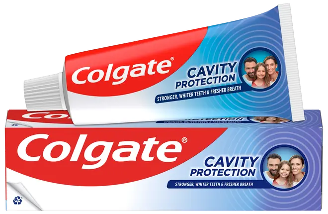 Colgate Cavity Protection tandpasta i rød og blå tube med matchende æske. Tekst fremhæver stærkere, hvidere tænder og friskere ånde. Hvidt skruelåg.