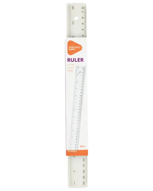 Gennemsigtig 30 cm plastlineal med sorte centimeter-markeringer, pakket i hvidt papemballage.