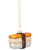 Glasornament formet som en musubi med hvid ris, et stykke kød og en brun stribe som tang, samt en guldfarvet ophængssnor.