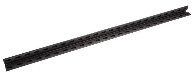 Svart stål vinkeljärn med avlånga hål, lång och rektangulär. Passar för justerbara hyllor, ramar eller stödkonstruktioner. Hållbar och mångsidig för byggändamål.