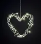 Hjerteformet ophængsdekoration af flettet tråd med varme hvide LED-lyskæder, der giver en glødende effekt. Perfekt til boligindretning, bryllupper eller romantiske anledninger.