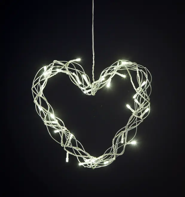Hjerteformet ophængsdekoration af flettet tråd med varme hvide LED-lyskæder, der giver en glødende effekt. Perfekt til boligindretning, bryllupper eller romantiske anledninger.