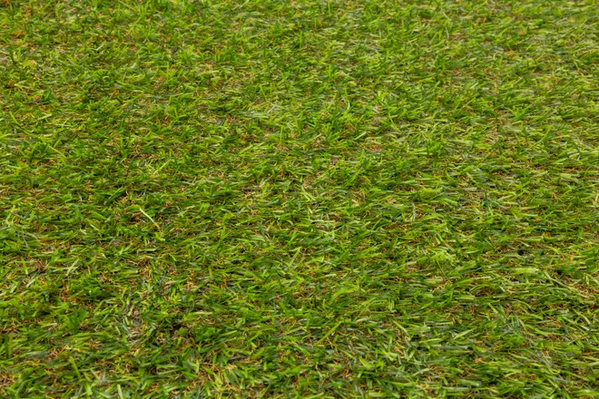 Kunstgræsmåtte med korte, tætte grønne blade, realistisk tekstur, velegnet til indendørs og udendørs brug, nem at vedligeholde, ideel til haver, terrasser eller dekoration.