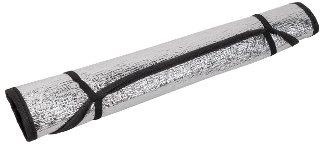 Hoprullad silverfärgad reflekterande campingmatta med svart kant och elastiska band, utformad för isolering och komfort vid friluftsaktiviteter som vandring, camping eller picknick.