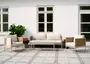Udendørs loungesæt med beige hynder, flettede rattan-armlæn, sofa, to lænestole og rektangulært sofabord. Moderne design, metalstel, velegnet til have eller terrasse.