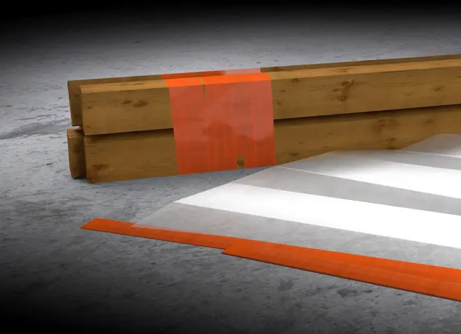 Klar plastfolie med orange tape, vist fastgjort omkring træbjælker. Perfekt til afdækning, beskyttelse eller samling af materialer under byggeri, maling eller opbevaring.
