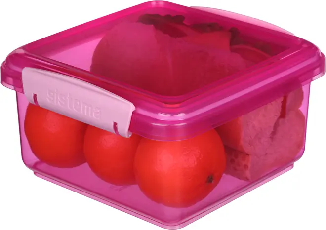 Firkantet lyserød plastik madbeholder med hvidt kliklåg. Gennemsigtige sider viser indholdet. Perfekt til opbevaring af frugt, snacks eller rester, så de holdes friske.