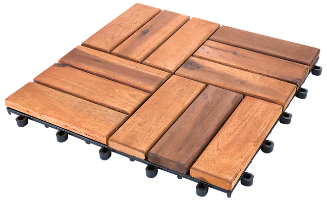Kvadratisk terrasseflise af træ med skiftevis liggende og stående lameller, monteret på sort plastbund med kliksystem til nem montering på altan eller terrasse.