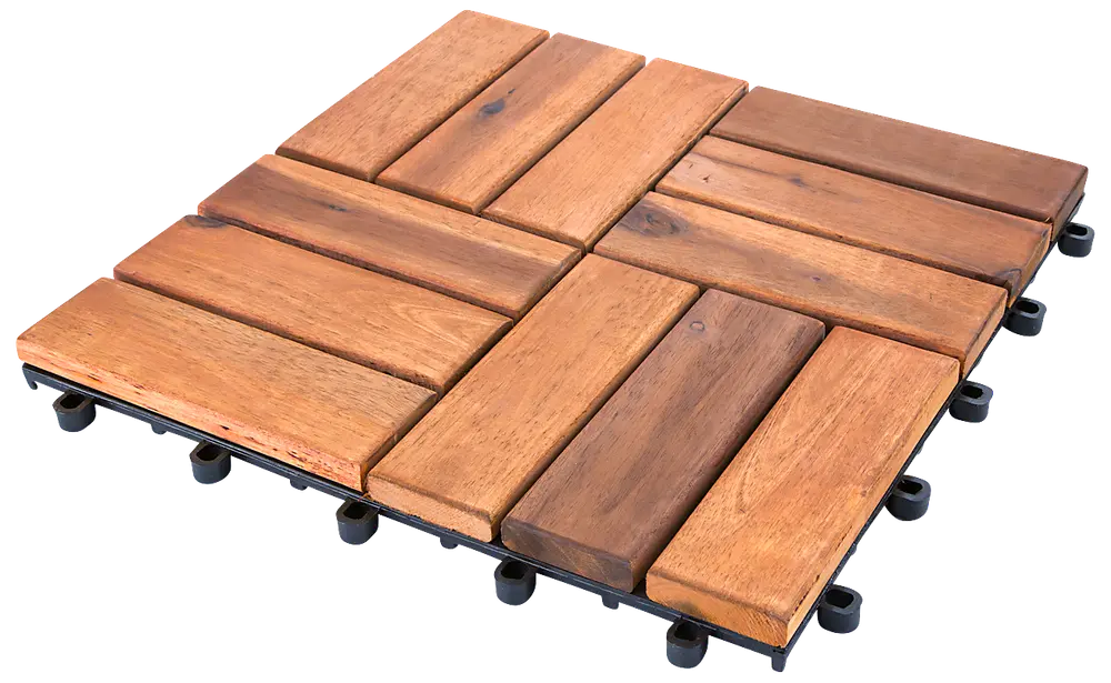 Kvadratisk terrasseflise af træ med skiftevis liggende og stående lameller, monteret på sort plastbund med kliksystem til nem montering på altan eller terrasse.