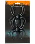 Förpackning med två stora svarta plastspindlar med detaljerade kroppar och långa ben, perfekta för Halloween-dekorationer eller temafester. Realistisk design för skrämmande effekt.