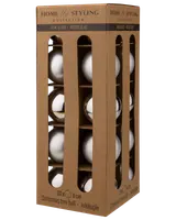 Set med 20 silverfärgade julgranskulor i glas, 6 cm i diameter, förpackade i brun kartong med separata fack, perfekt för juldekoration.