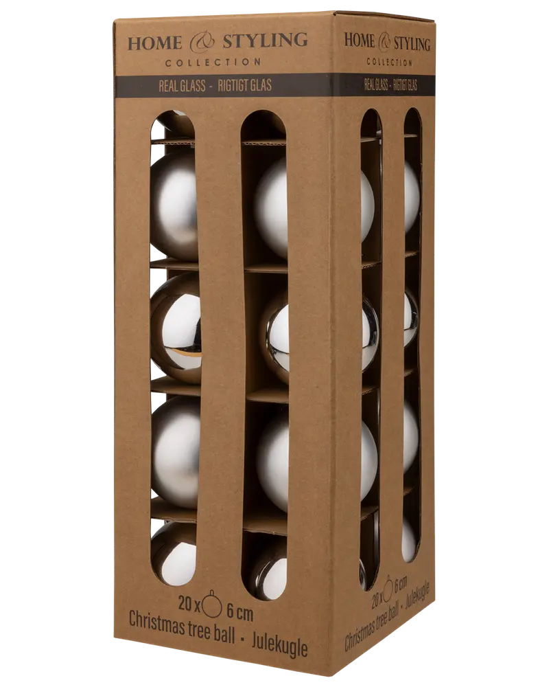 Set med 20 silverfärgade julgranskulor i glas, 6 cm i diameter, förpackade i brun kartong med separata fack, perfekt för juldekoration.