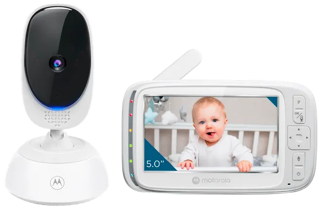 Motorola babyvakt med vit kameradel och 5-tums färgskärm, föräldraenhet med knappar och antenn för tydlig video- och ljudövervakning.