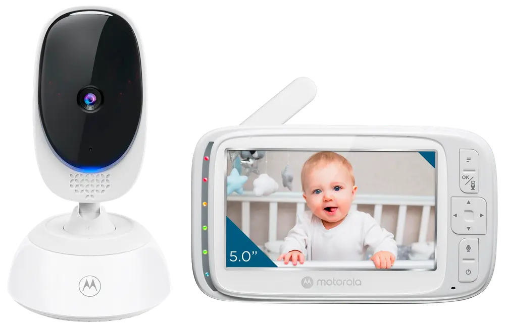 Motorola babyvakt med vit kameradel och 5-tums färgskärm, föräldraenhet med knappar och antenn för tydlig video- och ljudövervakning.
