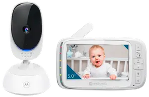 Motorola babyvakt med vit kameradel och 5-tums färgskärm, föräldraenhet med knappar och antenn för tydlig video- och ljudövervakning.