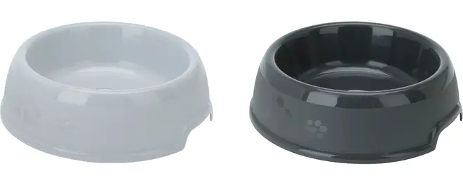 Set med två plastmatskålar för husdjur, en ljusgrå och en mörkgrå, rund design med låga kanter, passar för mat eller vatten till katt eller liten hund.