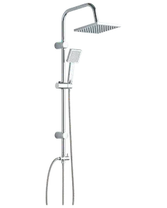 Modernt duschsystem i krom med fyrkantigt takduschhuvud, justerbart handduschmunstycke, vertikal stång, flexibel slang och inbyggd vattenreglage.