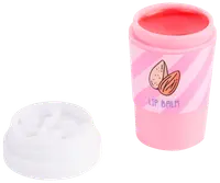Lyserød læbepomade med hvidt låg, mandelillustration og teksten 'Lip Balm' på etiketten. Selve balmen er rødlig-pink. Kompakt og nem at have med.