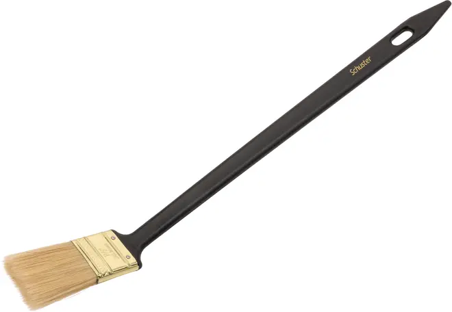 Långskaftad pensel med svart handtag, naturborst och guldfärgat metallfäste. Handtaget har upphängningshål och "Schuller"-märkning. Passar för precisionsmålning eller rengöring.