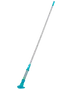 Håndholdt poolstøvsuger med langt sølvhåndtag og turkis rengøringshoved, ideel til nem fjernelse af snavs i pools eller spabade. Let, bærbar og velegnet til mindre pools.