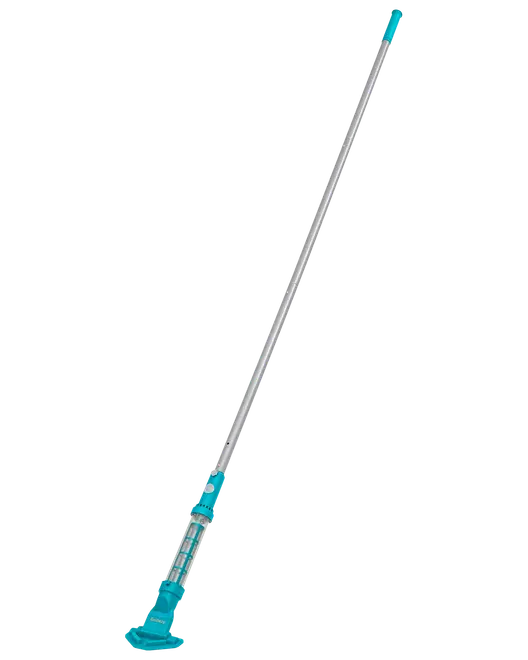 Håndholdt poolstøvsuger med langt sølvhåndtag og turkis rengøringshoved, ideel til nem fjernelse af snavs i pools eller spabade. Let, bærbar og velegnet til mindre pools.