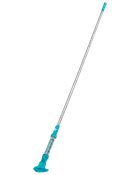 Håndholdt poolstøvsuger med langt sølvhåndtag og turkis rengøringshoved, ideel til nem fjernelse af snavs i pools eller spabade. Let, bærbar og velegnet til mindre pools.