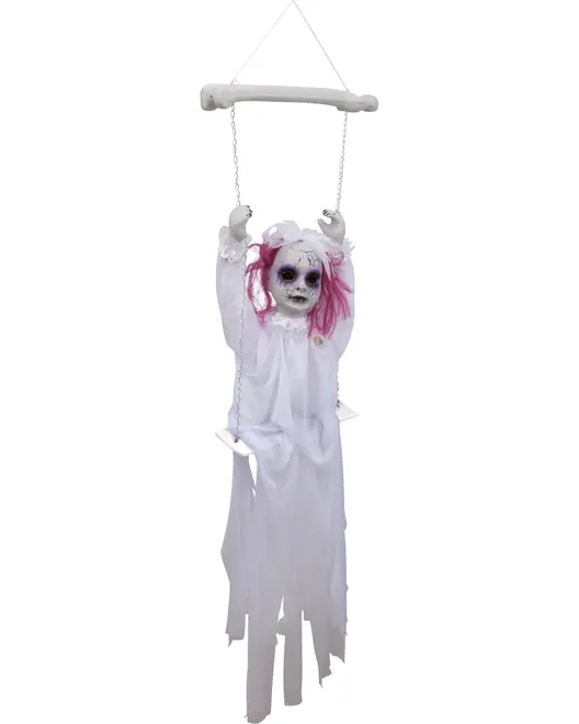 Hängande Halloween-dekoration av spökflicka i trasig vit klänning med rosa hår, sittande på en gunga upphängd i kedjor från en vit stång.