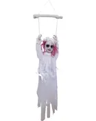 Hängande Halloween-dekoration av spökflicka i trasig vit klänning med rosa hår, sittande på en gunga upphängd i kedjor från en vit stång.
