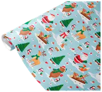 Lyseblåt julegavepapir med julemand, rensdyr, snemænd, pingviner, bjørne, ræve, juletræer og gaver i farverig tegneseriestil. Leveres på rulle.