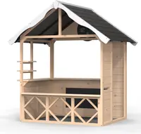Trælegehus med åbent front, sort tag, sidehylder og dekorativ rækværk. Naturlig træfinish, rummeligt indre, velegnet til udendørs leg eller havebrug.