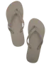Ett par taupefärgade flip-flops med texturerade gummisulor och matchande V-formade remmar, designade för bekväm vardags- eller strandanvändning.