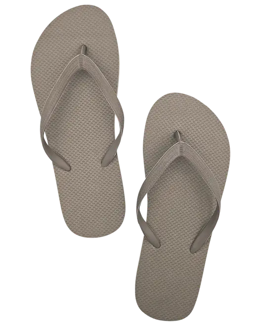 Ett par taupefärgade flip-flops med texturerade gummisulor och matchande V-formade remmar, designade för bekväm vardags- eller strandanvändning.
