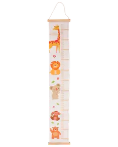 Børnehøjde måler med søde dyremotiver: giraf, løve, koala, abe og bjørn. Lavet af stof med ophæng, markeret med målelinjer til at følge barnets vækst.