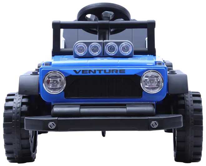 Blå elbil til børn med sorte detaljer, store terrængående hjul, forlygter, fire taglygter og rat. Teksten 'VENTURE' står over kølergrillen.