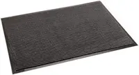 Rektangulær dørmåtte med sorte og grå vandrette striber, tekstureret overflade til at fjerne snavs, skridsikker gummikant. Velegnet til indendørs eller udendørs brug, nem at rengøre.