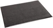 Rektangulær dørmåtte med sorte og grå vandrette striber, tekstureret overflade til at fjerne snavs, skridsikker gummikant. Velegnet til indendørs eller udendørs brug, nem at rengøre.