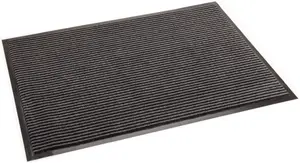 Rektangulær dørmåtte med sorte og grå vandrette striber, tekstureret overflade til at fjerne snavs, skridsikker gummikant. Velegnet til indendørs eller udendørs brug, nem at rengøre.