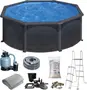 Rund fritstående pool med sort ramme, blåt vand, filterpumpe, slange, sand, stige, poolovertræk og installationsudstyr til nem montering og vedligeholdelse.