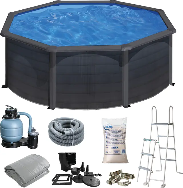 Rund fritstående pool med sort ramme, blåt vand, filterpumpe, slange, sand, stige, poolovertræk og installationsudstyr til nem montering og vedligeholdelse.