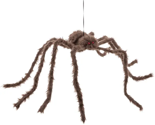 Stor, mjuk brun spindeldekoration med långa, böjbara ben och röda ögon. Avsedd att hängas upp, perfekt för Halloween eller temafester.